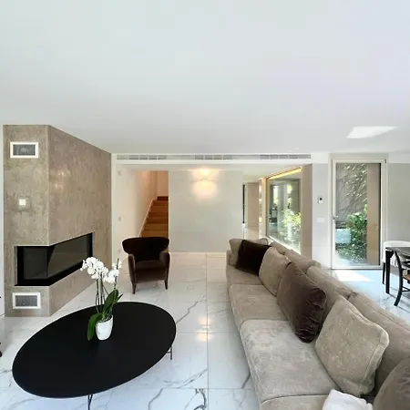 Lakefront Villa *